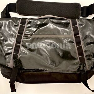 Patagonia Black Hole Messenger Bag Black 22L Discontinued 19” x12.5”
